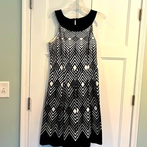 Black/white “y neck” geometric patterned A-line dress. Perfect for spring !